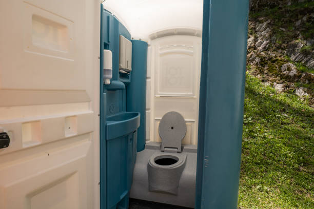 Porta potty delivery and setup in Maplewood, MO